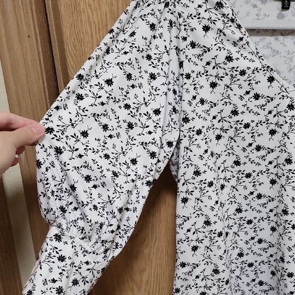 Floral Black and White Women's Top, Bobeau, Size M - Picture 4 of 6